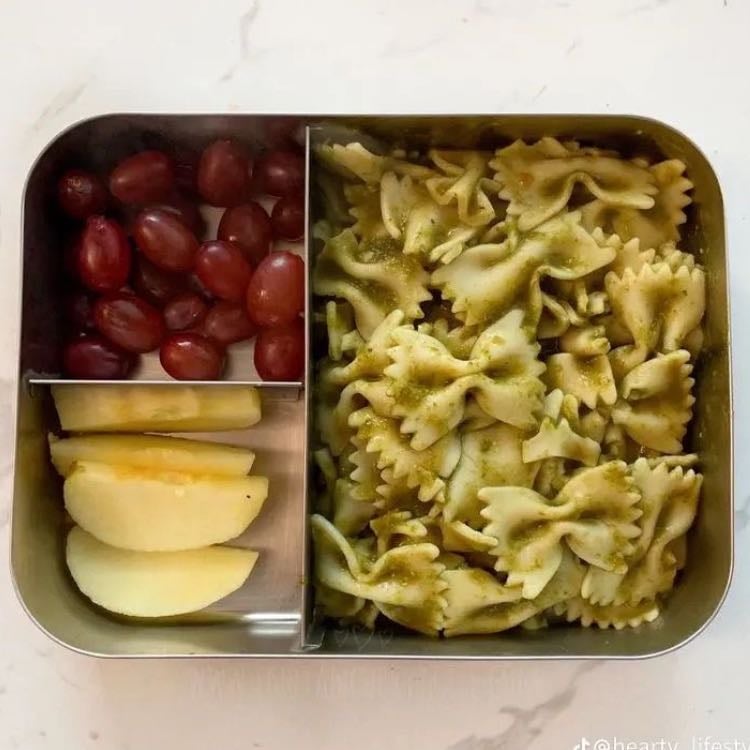Macarrão + frutas - > macarrão ao molho pesto
> uvas
> maçã cortada