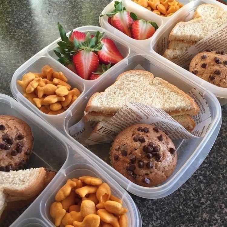 Sanduíche + muffins + frutas - > sanduíche (partido na diagonal)
> muffin
> morangos
> snacks