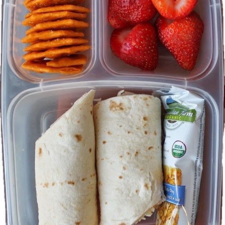 Wrap + barrinha de cereal + snacks + frutas