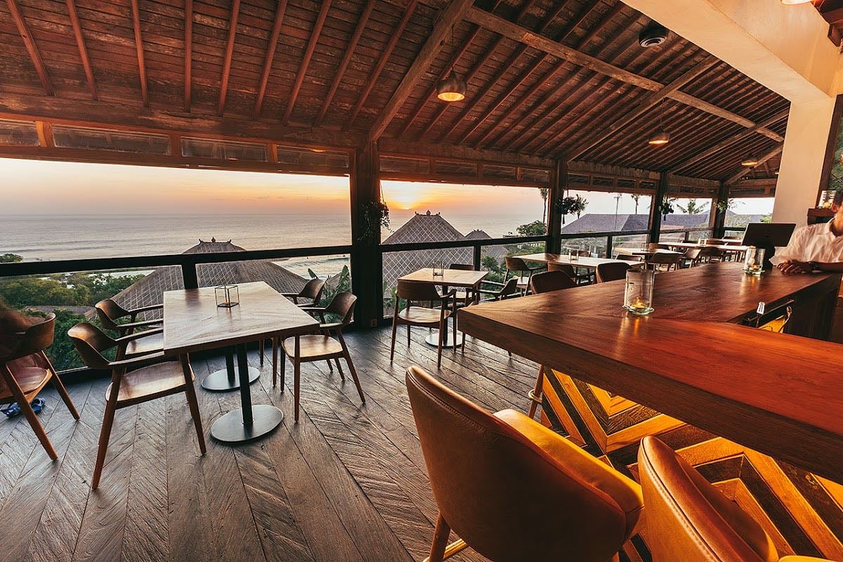 Mana Uluwatu Restaurant & Bar - Pool, sunset, great food