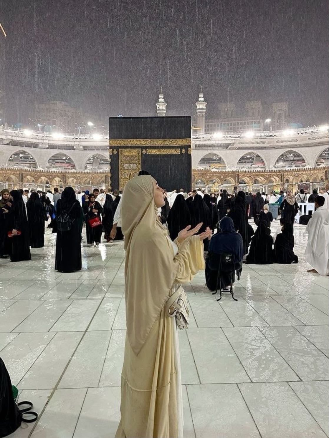 Trying to get closer to god - It’s soul healing. It’s a pleasant to know that there’s always god. And i love getting closer and closer to him. Thanks him for protecting me and giving me a heart that is full of love. U will always find me praying, reading quran , hefz.