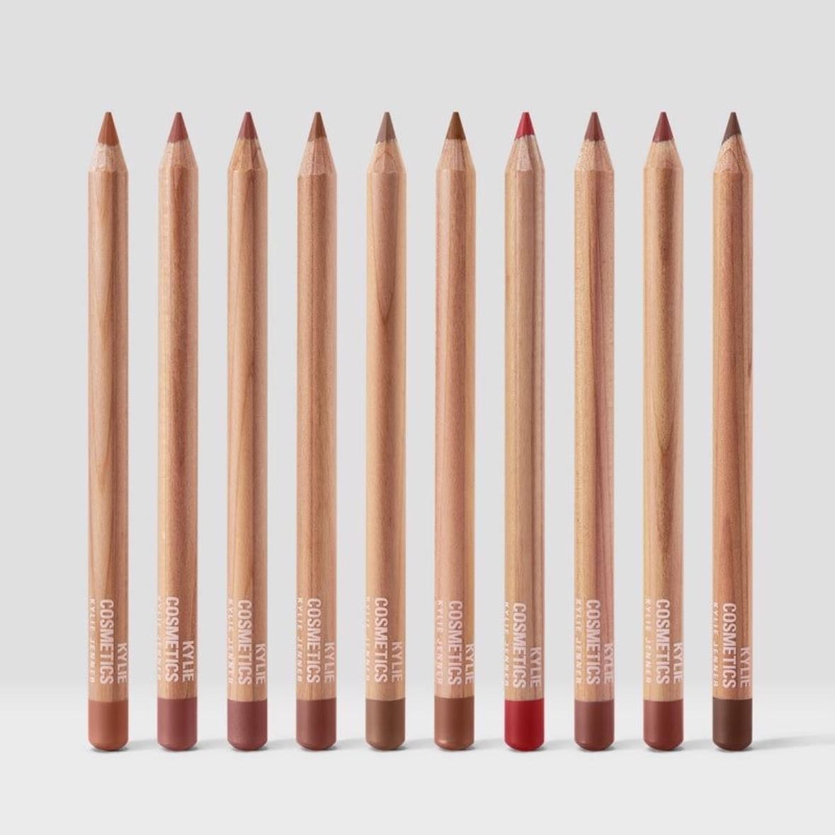 Precision pout lip liners- Kylie Cosmetics - como fanática de los tonos cafes, me urge el tono “cappuccino” y “cocoa”☕️🥥