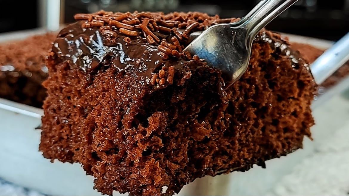 Bolo de chocolate - 3 ovos, 1 xícara de leite , 1/2 xícara de óleo ,1 xícara e 1/2 de açúcar , 2 xícara de farinha de trigo, 1 xícara de chocolate em pó , 1 colher de sopa de fermento
Calda: brigadeiro