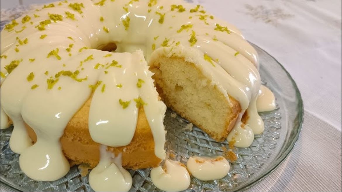 Bolo de limão - 3 ovos 1 xícara de açúcar 1/2 de óleo 1 xícara de leite 2 xícaras de farinha 1/2 de limão cobertura: leite condensado e limão