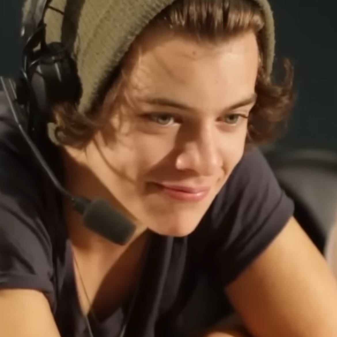 how his eyes match the beanie 💚💚 - he looks so cutee ahhh