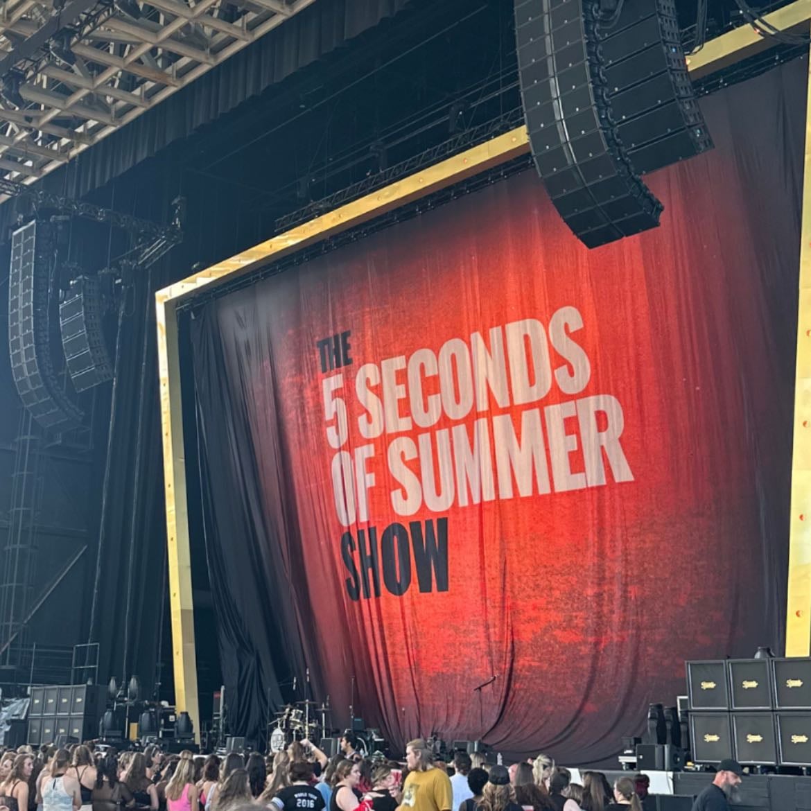 see 5sos or any of the 1d members live! - ive seen zayn (dc n2 stairway to the sky) but i’ve never seen any of the others live and would love to!