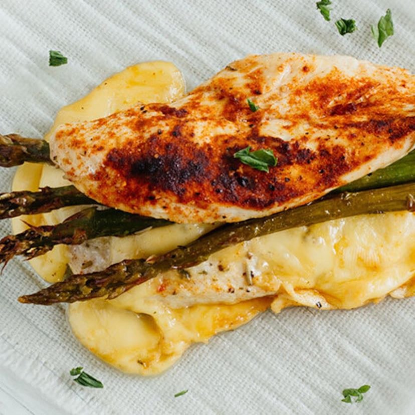 Pechugas rellenas de queso y espárragos
