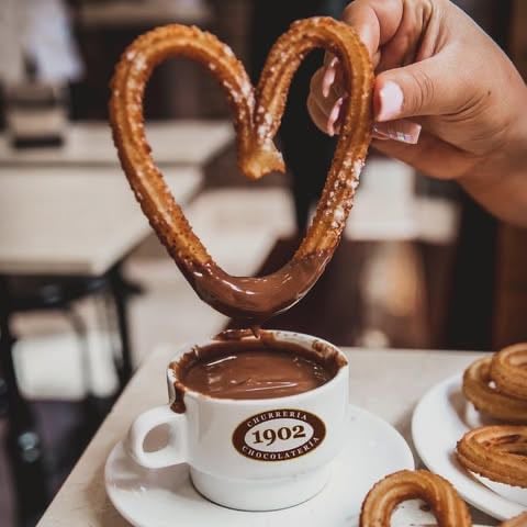A post shared by Un Buen Dia En Madrid (@un_buen_dia_en_madrid) - Churros con chocolate 🍫