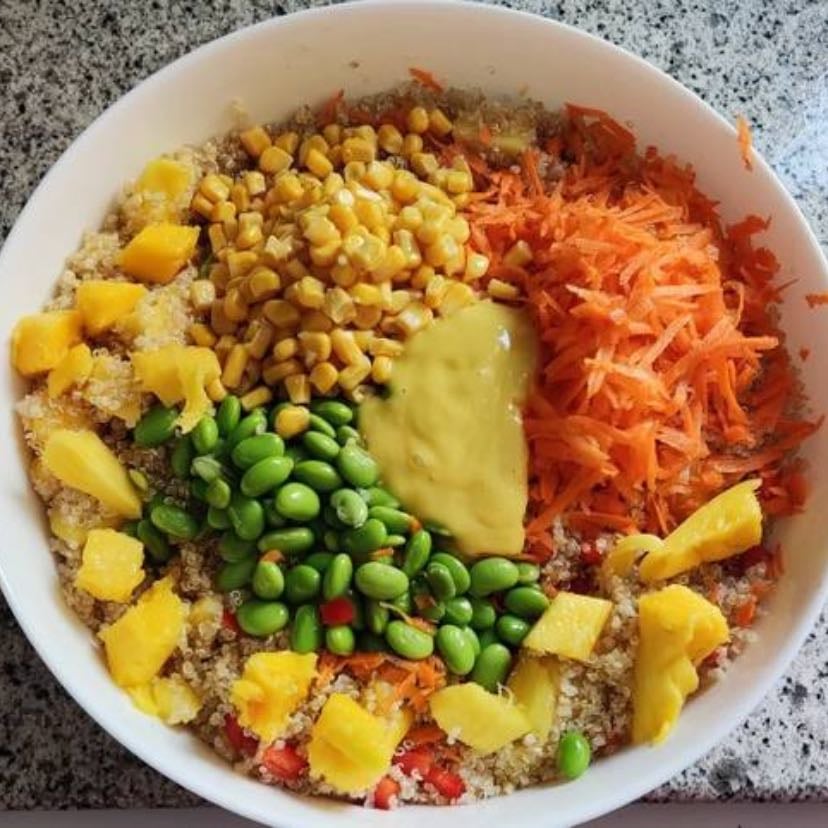 Ceviche de atΓΊn con mango, edemame y arroz crujiente.