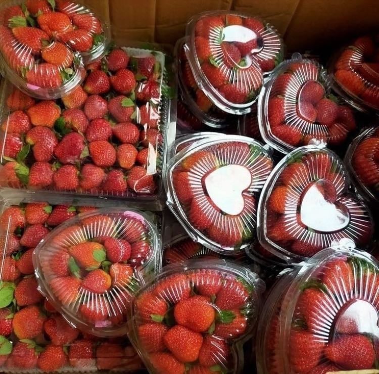 farmer’s market - fresh berries!!