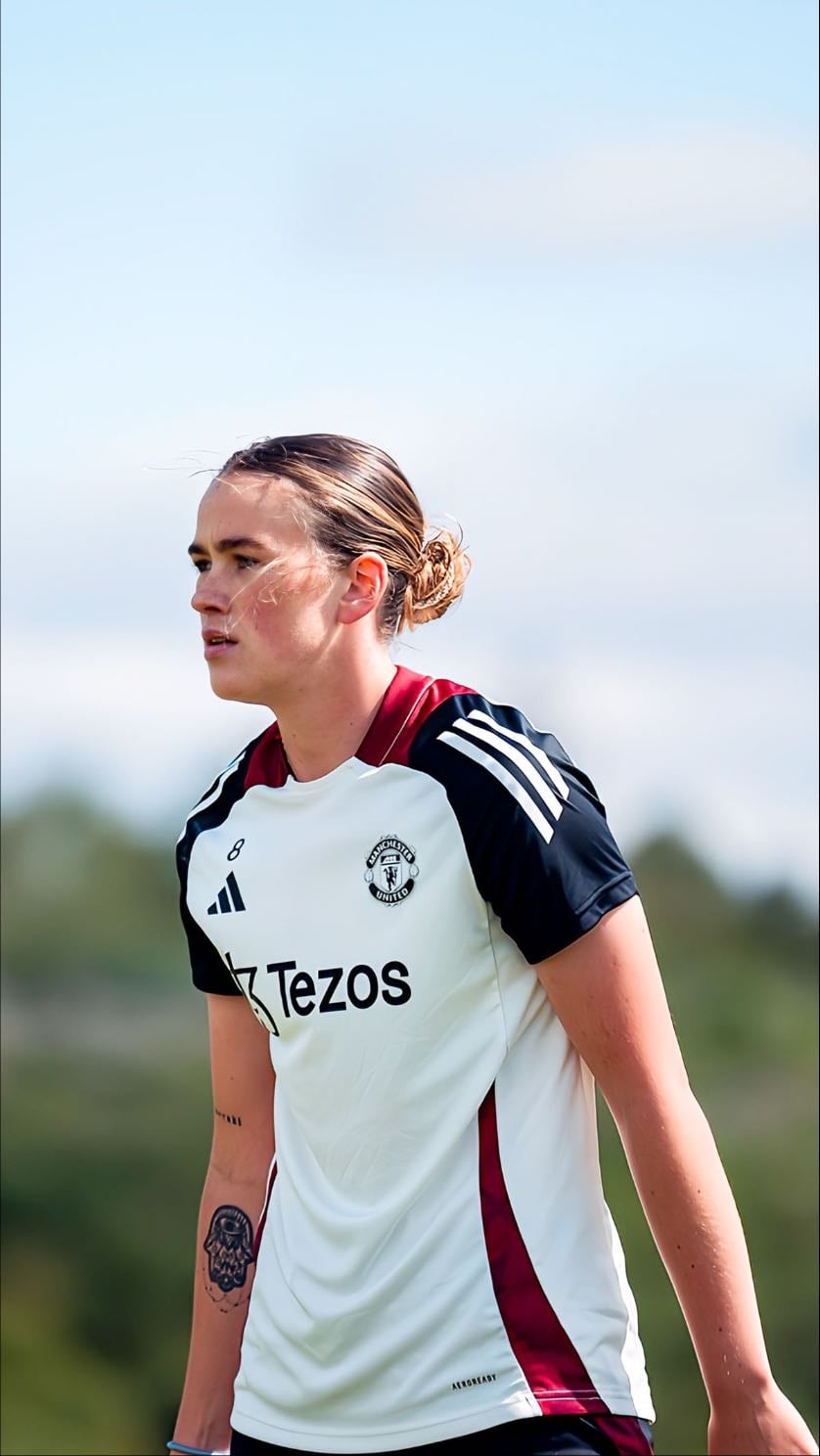grace clinton - 14: midfield - england, man u