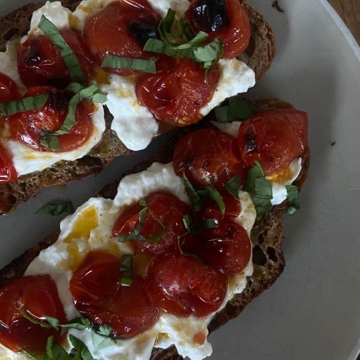 tostada de burrata y tomate