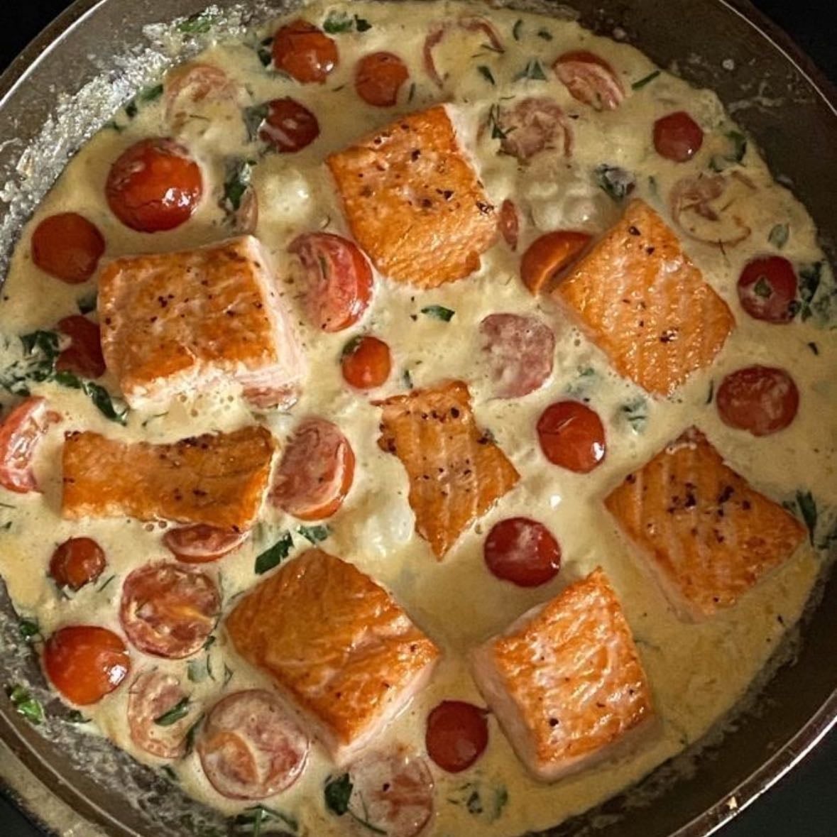 salmon - con espinacas y tomate en salsa de nata