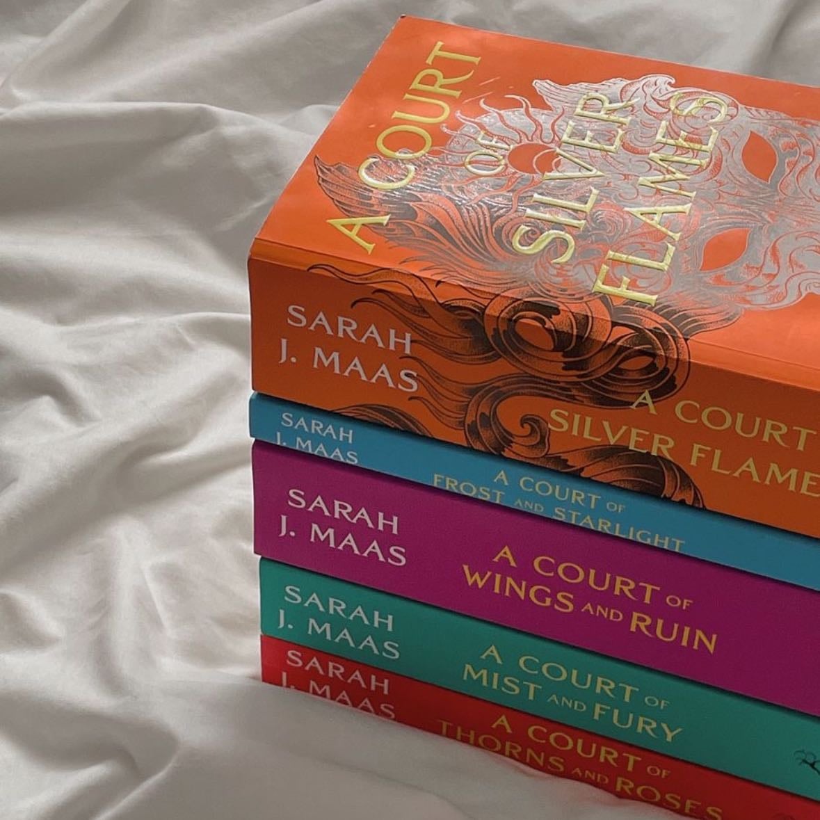 A Court of Thorns and Roses - Sarah J. Maas · 2015