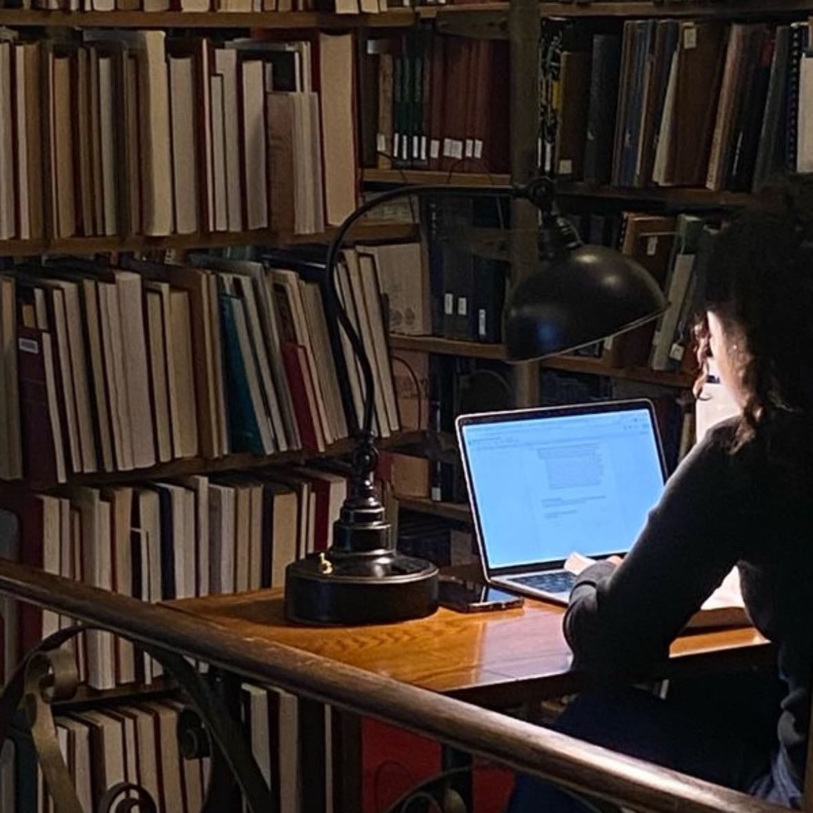 estudiar en la biblioteca