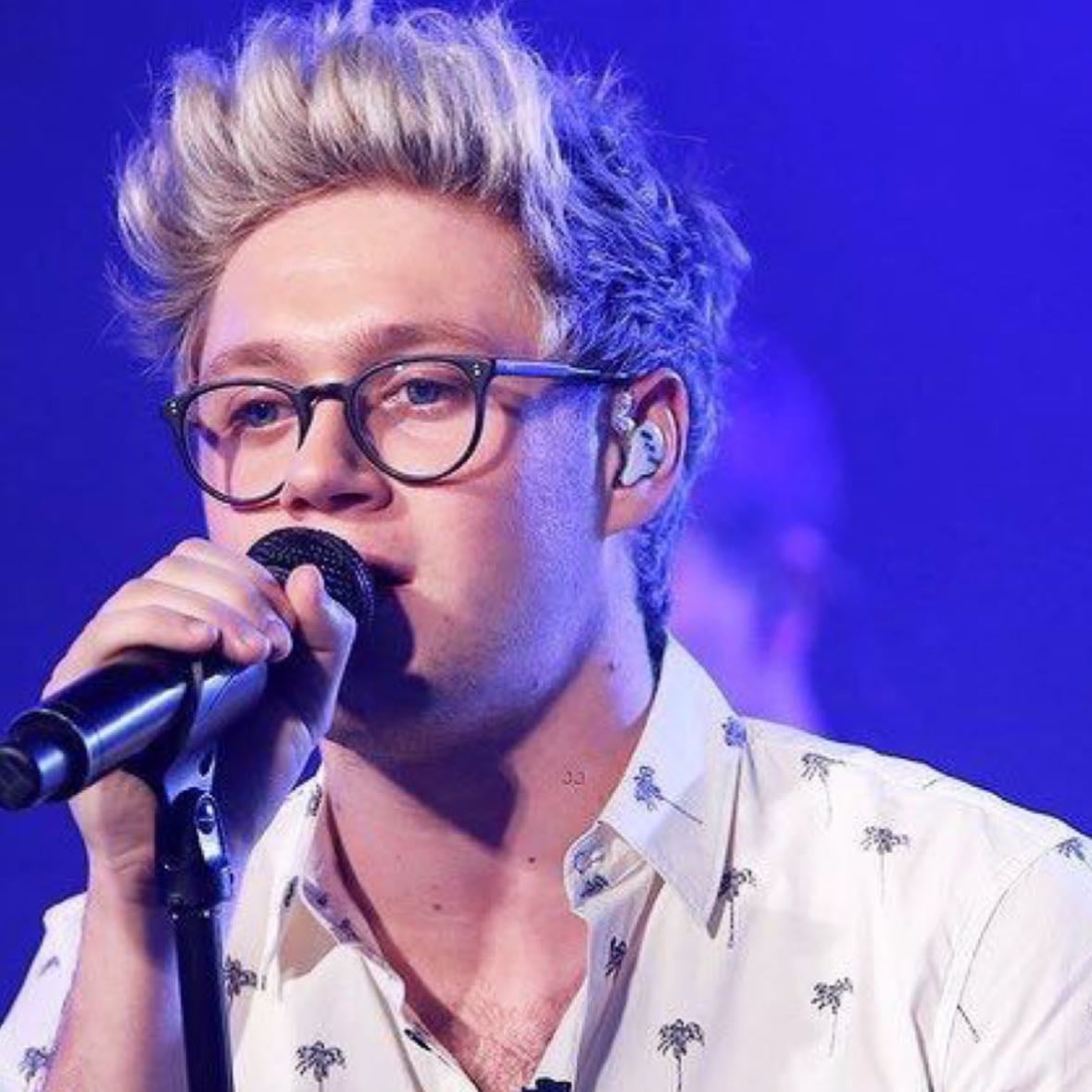 GLASSES NIALL - he looks so cutie with glasses! when he sang zaynβs part in no control in glasses omg i love it
