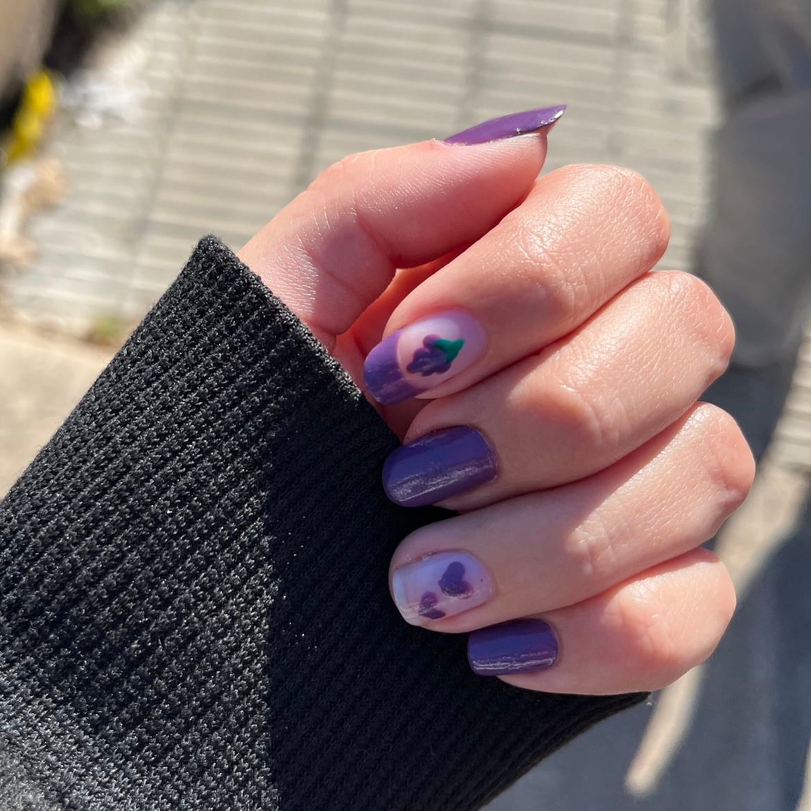 ππ·πͺπ΅π’ π - Tres uΓ±as de color violeta, dedo incide con una francesa violeta y uvas, dedo anular con dos corazones violetas. π·π
