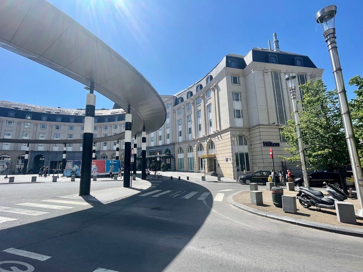 Carrefour de l'Europe - Punto de encuentro 8:30 am