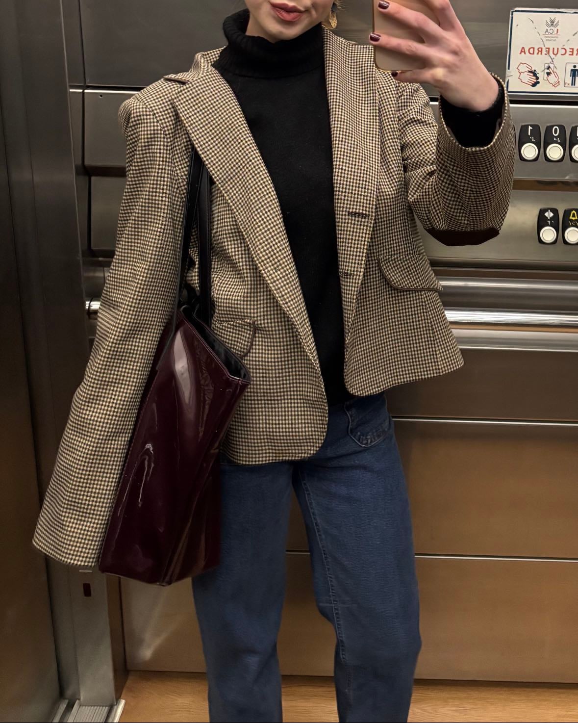 Blazer, jeans, turtle neck and red bag