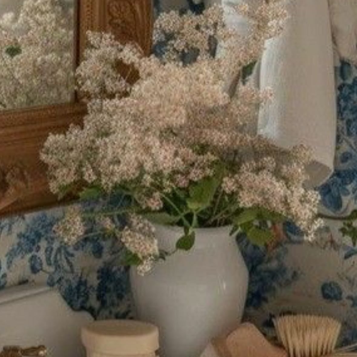 Fresh flowers in each room 🌸