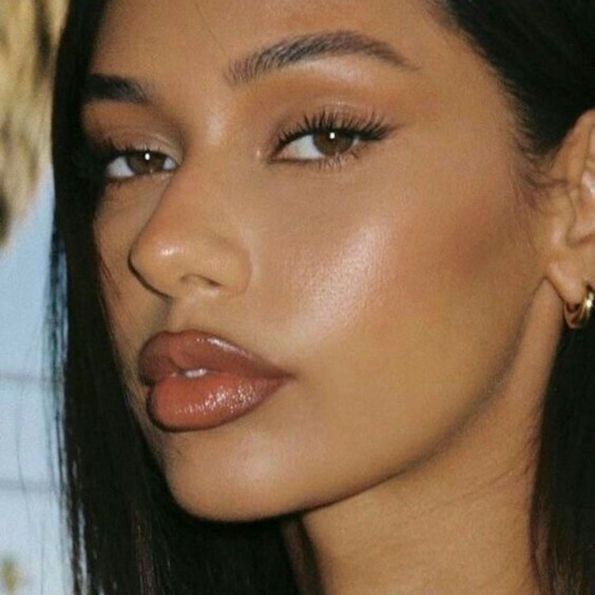 Light makeup with strong accents - On lips or eyes. The base is satin and gives clean and light look. Which will balance natural and a bit of wow - Tho us oily skin girls have to be a bit careful with the glow </3