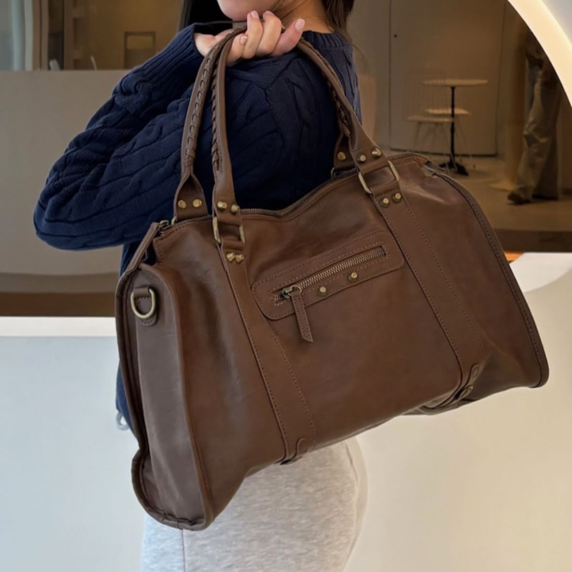 Subdued shopping bag