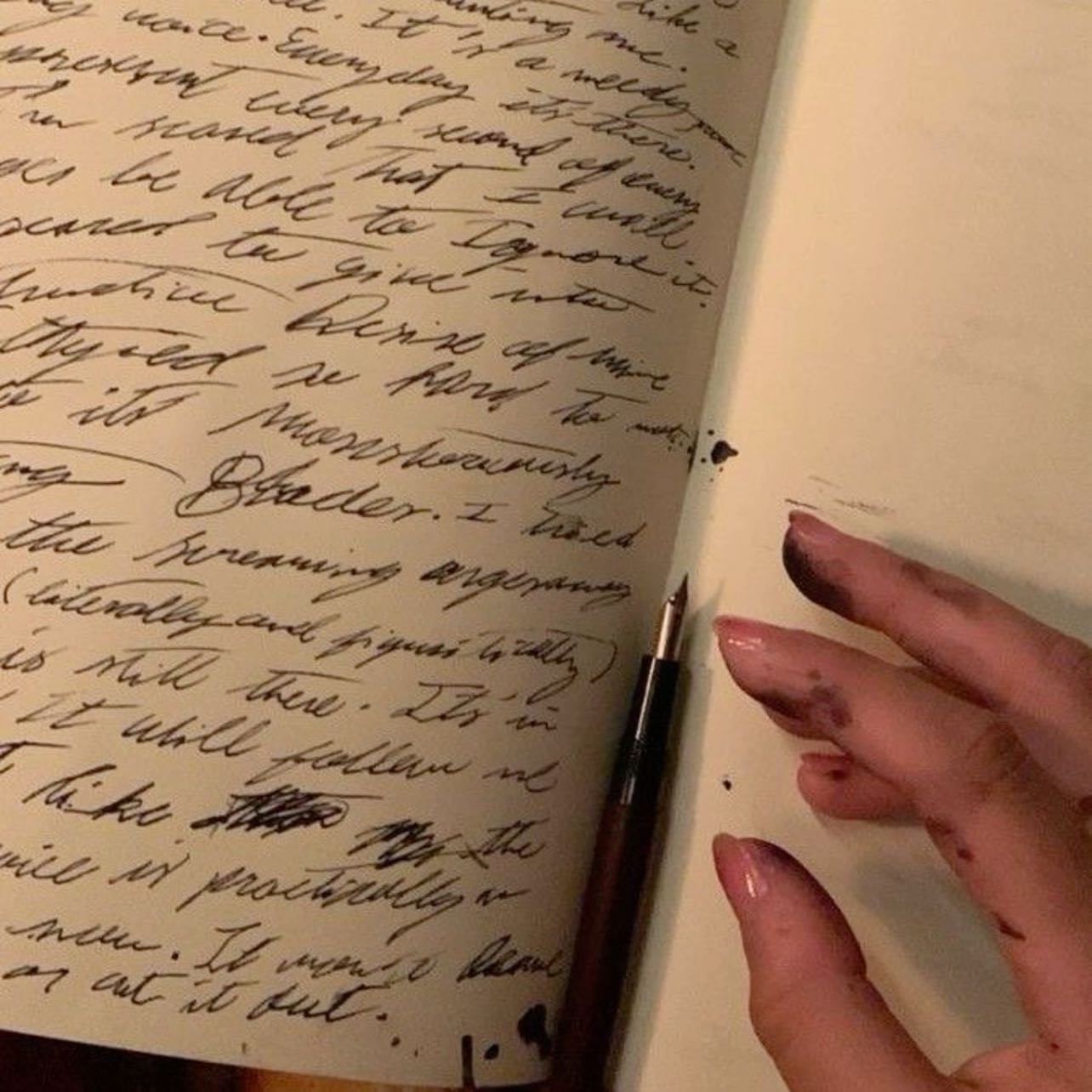 Escribir - me encanta escribir, me baja el estrés hacer esas historias fumadas