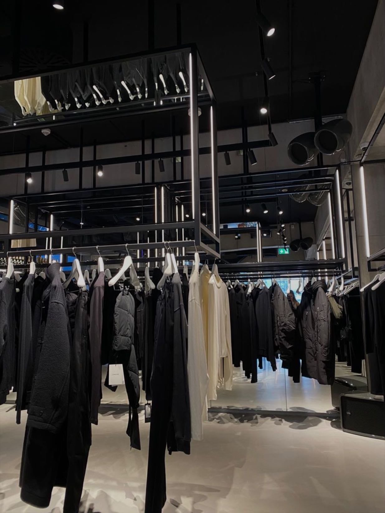 Comprar - me encanta comprar de todo, pero mi cosa favorita es comprar ropa, da igual si es en línea o en físico