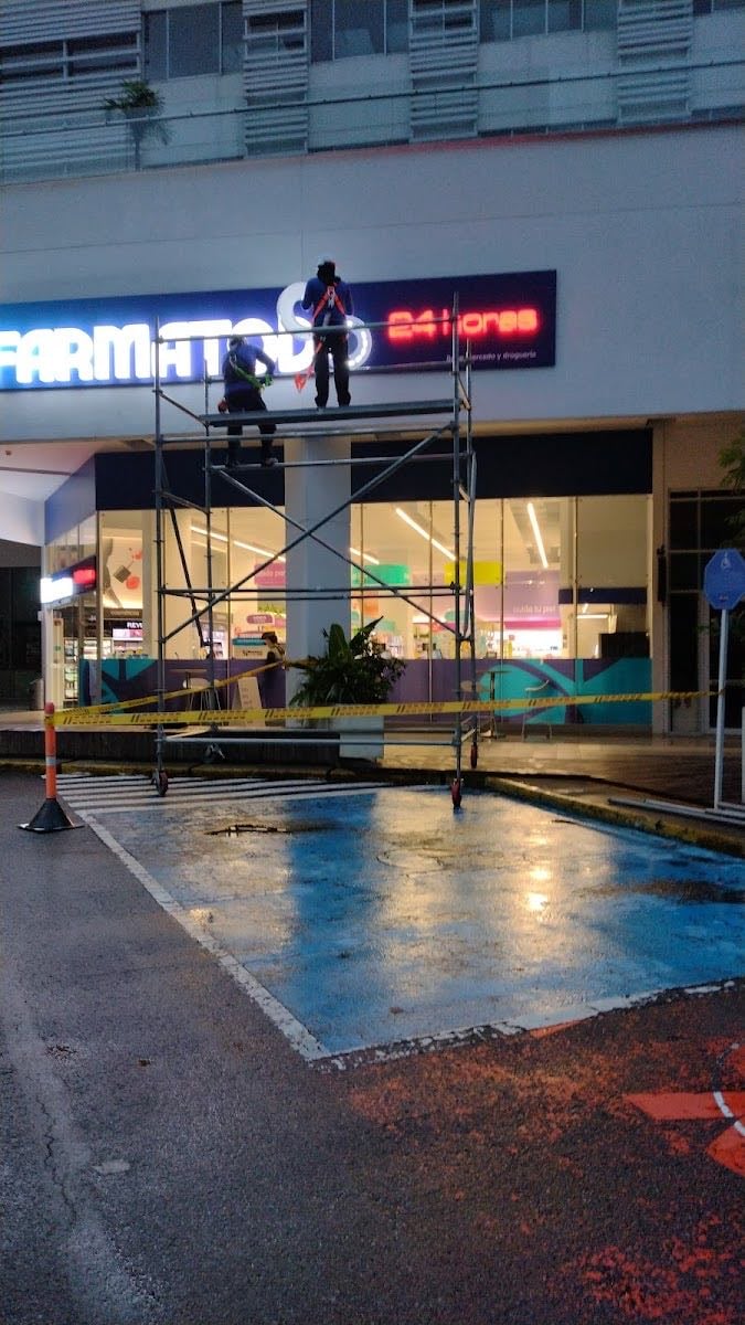 Del Este Centro Comercial.