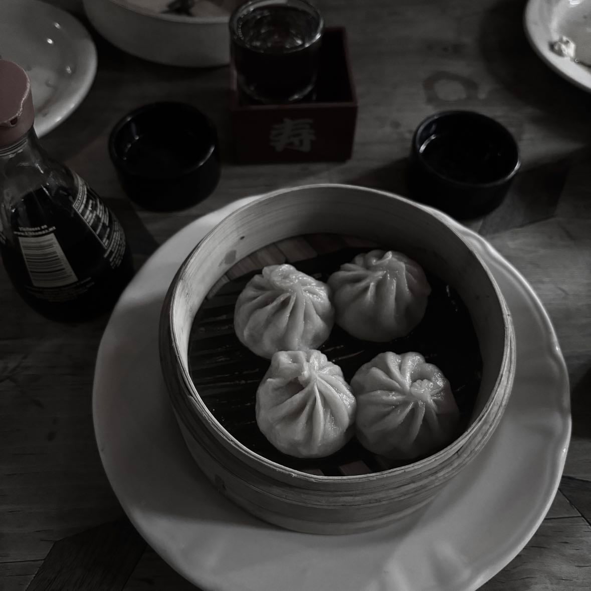 Mog Bistro - Restaurante auténtico japonés. Un gran lugar si quieres comer sushi y ramen de muy buena calidad. No es lujoso, sino antiguo y con una vibe de Japanese street food. Recomiendo pedir los dumplings y los nigiri’s (especialmente el de toro) son un must! Los rollos son buenos. Pidan todo al centro