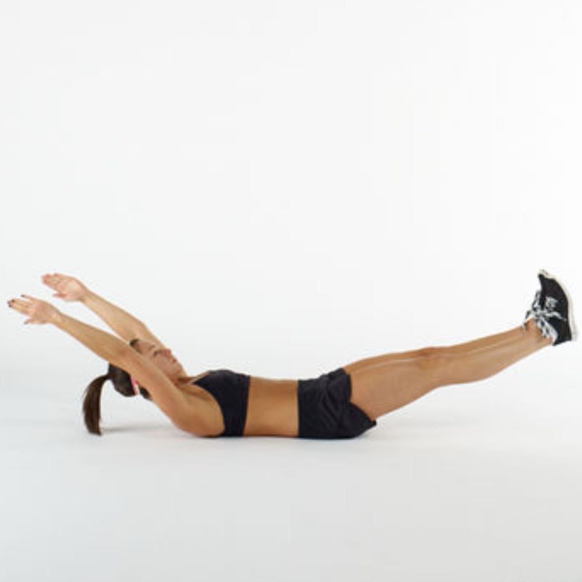 hollow hold - Acostada boca arriba, contrae el abdomen y curva la espalda hacia abajo. 2 series de 40 segundos cada una.