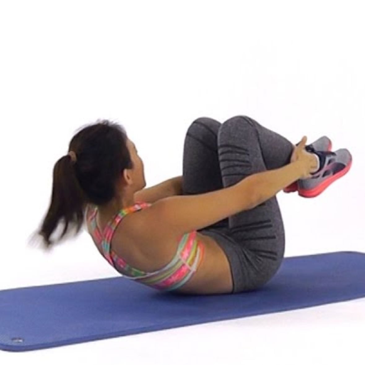 full extensions - Acostada boca arriba, manos detrás de la cabeza, levanta los hombros y la espalda, llevando el pecho hacia las rodillas. 2 series de 40 segundos cada una.