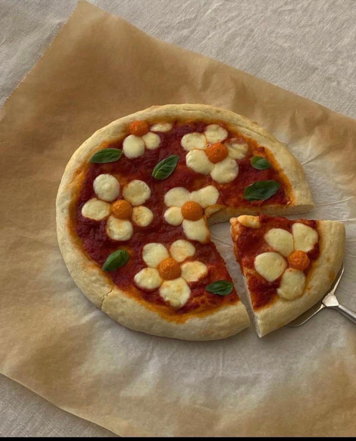 decorated pizza - Make it with ur friends and eat them together🍕🍅