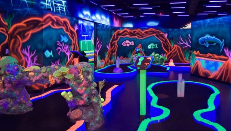 Indoor mini golf