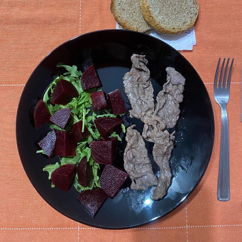 Straccetti di vitello con rucola e barbabietola
