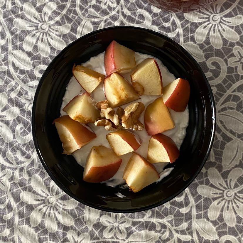 Yogurt con mela cotta e noci