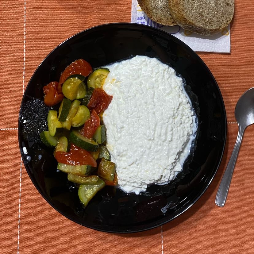 Fiocchi di latte con pomodoro e zucchine
