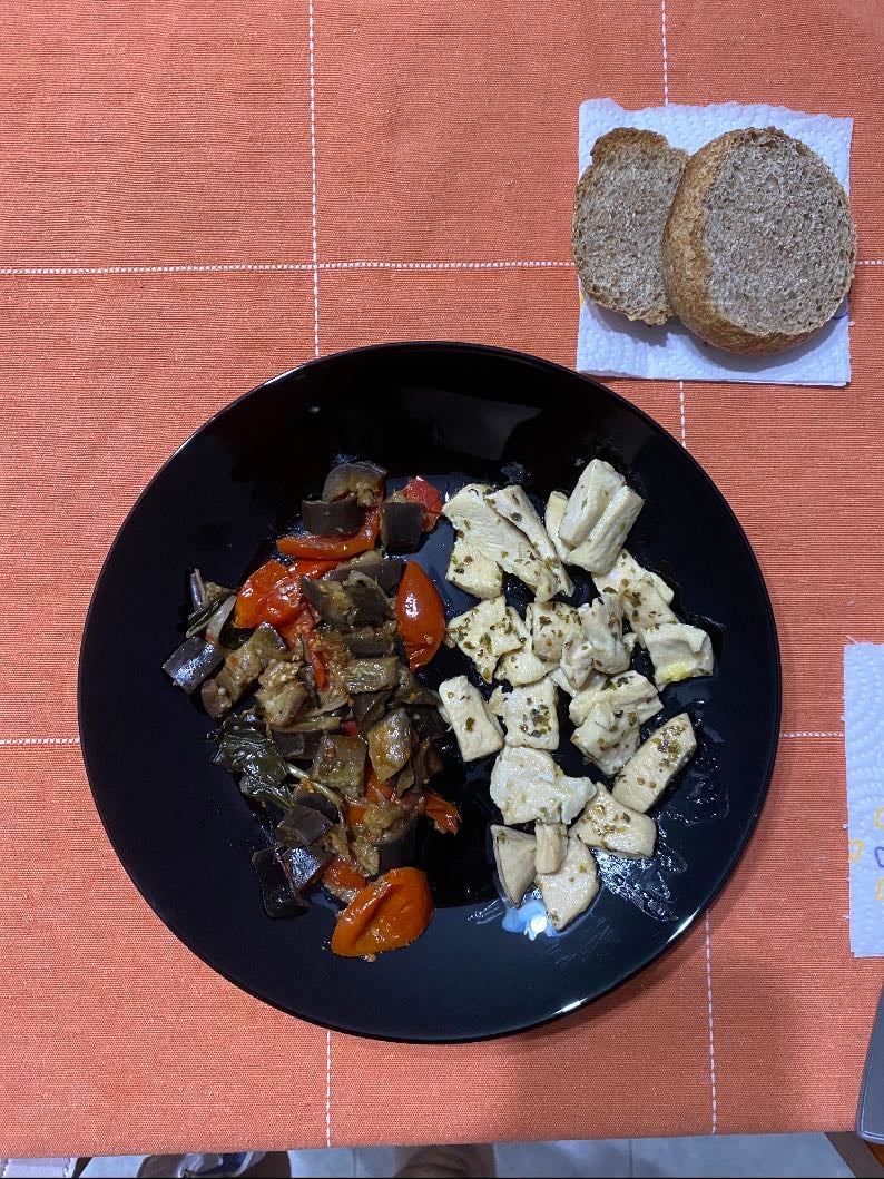 Petto di pollo con origano e melanzane al pomodoro