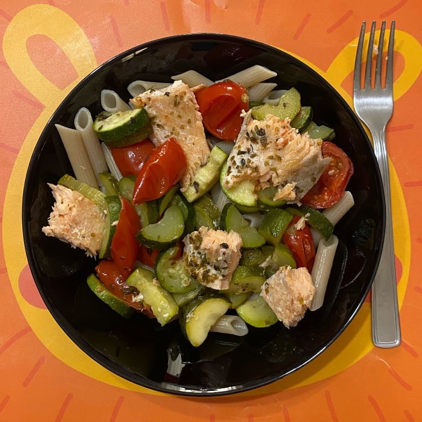 Pasta di riso con salmone fresco, zucchine e pomodori