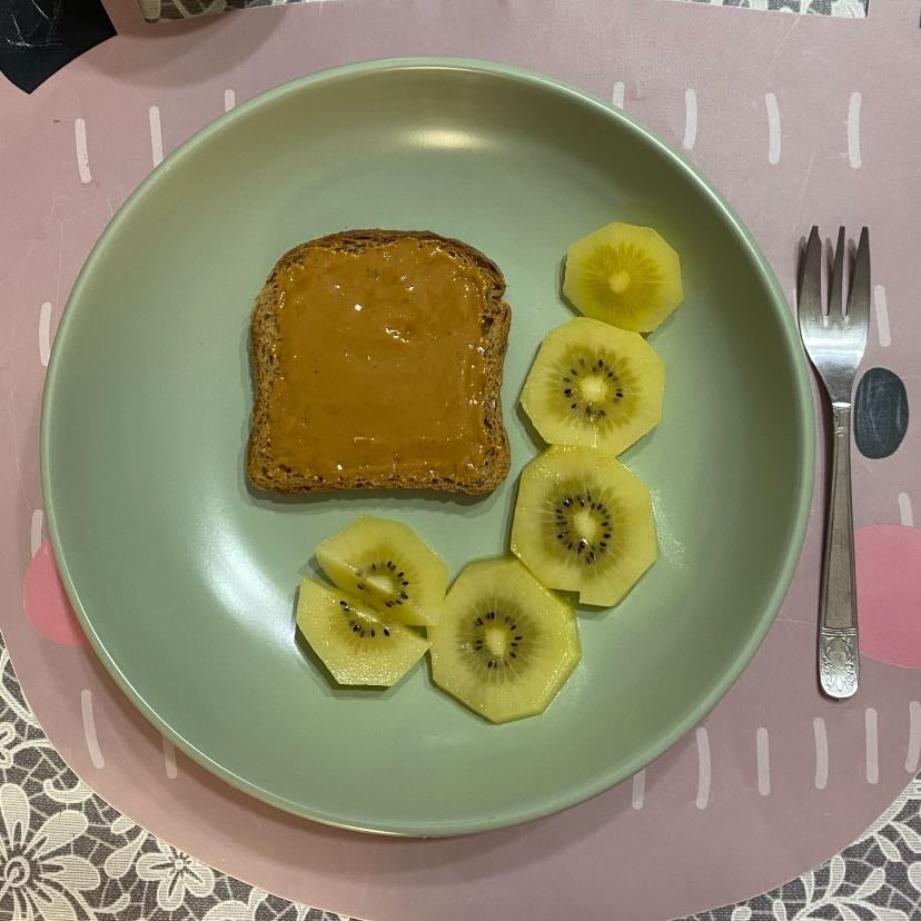 PB toast con kiwi