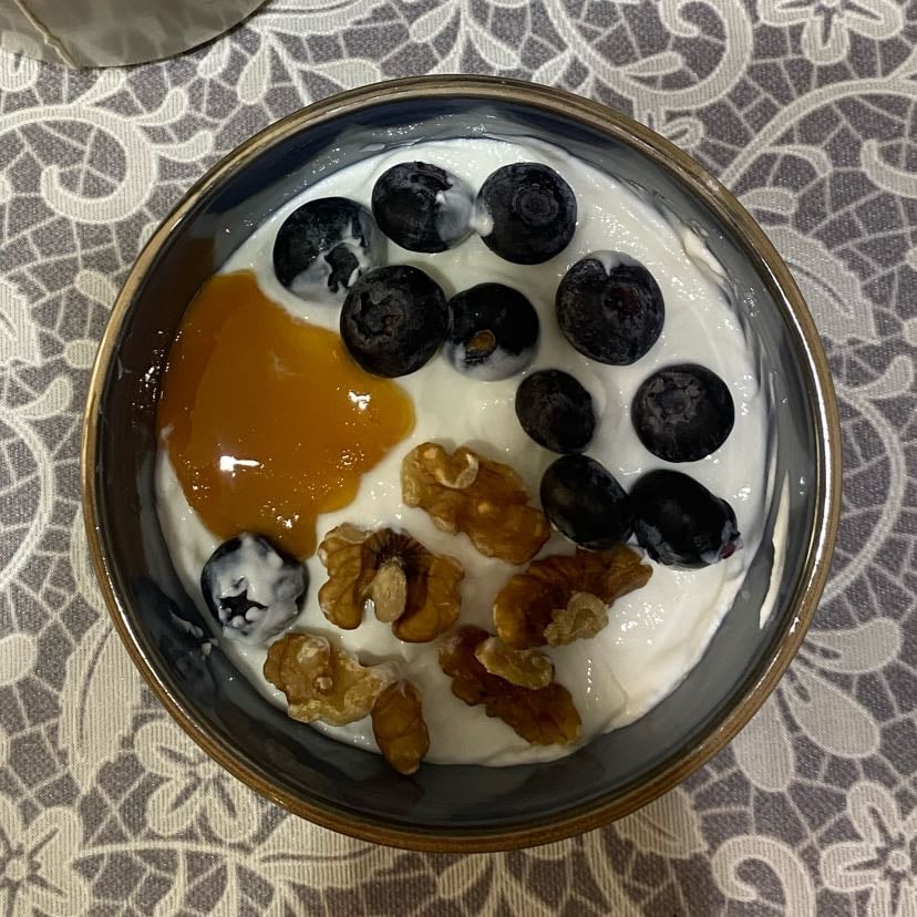 Yogurt bowl con miele, noci e mirtilli