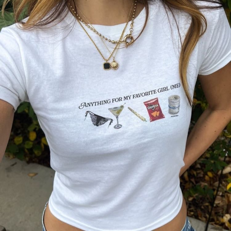 Tops/camisetas con estampados minimalistas - Le da un toque de al outfit si no quieres q sea demasiado básico