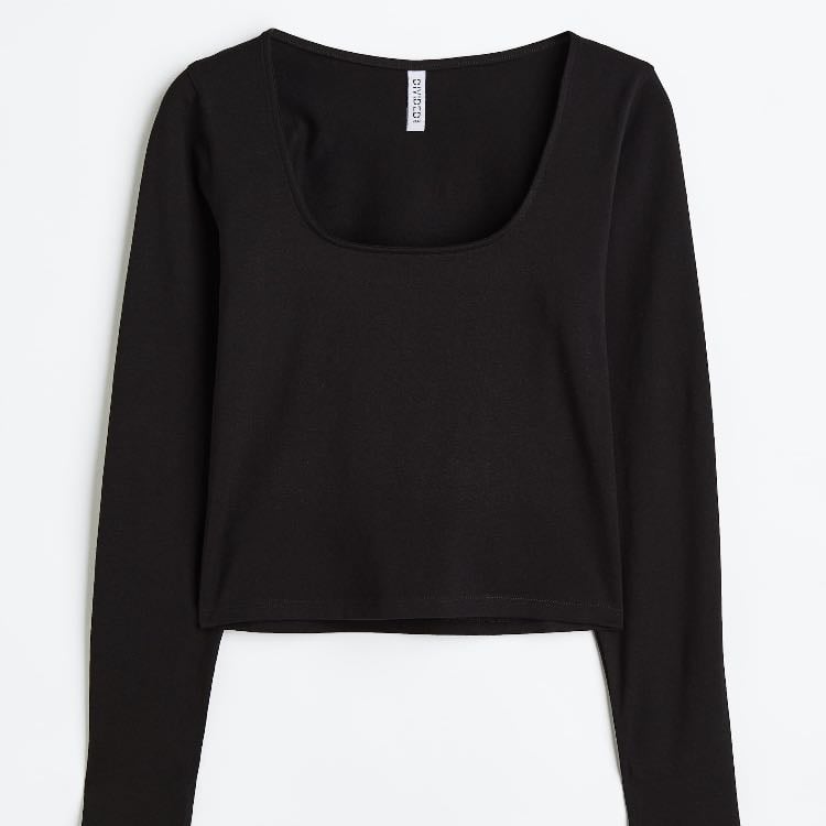 Camiseta/top manga larga - Es un básico y es la base de cualquier outfit, sobre todo si es negra o blanca