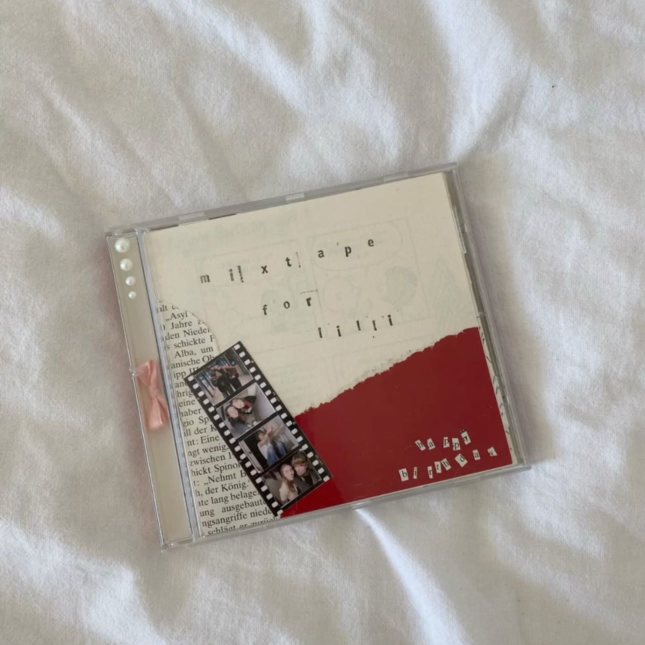 CD DIY - Puedes personalizar la portada del CD interviniéndolo con fotografías, recortes de postales, cartas, stickers, etc. Y al final grabar las canciones en el CD