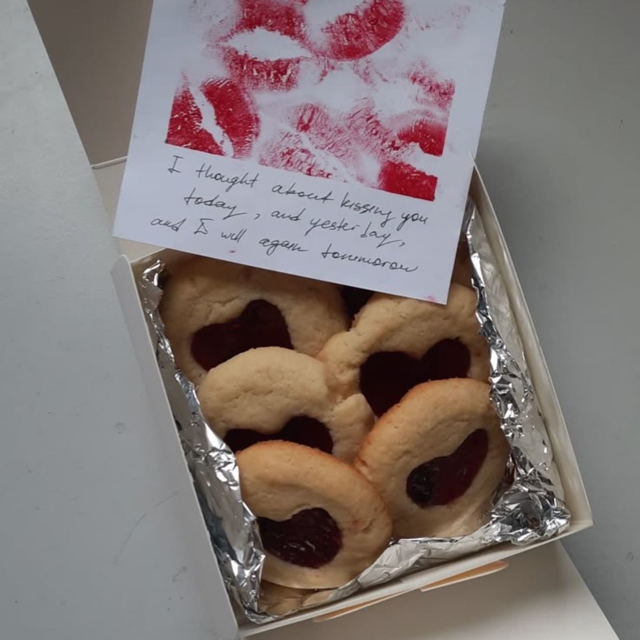 Repostería - Si te gusta cocinar puedes hacer un detalle así como gallegas en forma de corazón y una nota linda