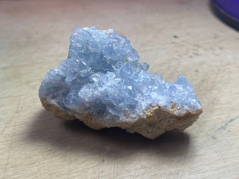 celestina - comunicaci贸n, claridad, intuici贸n, paz y conexi贸n con el mundo espiritual, siendo considerada la "piedra del 谩ngel guardi谩n".