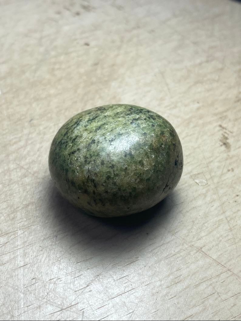 jasper verde - estabilidad, equilibrio emocional, conexi贸n a tierra y crecimiento personal.
