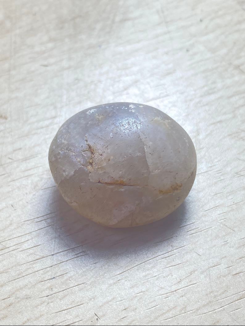 cuarzo com煤n - piedra de poder y purificaci贸n, capaz de amplificar la energ铆a, limpiar y equilibrar el cuerpo y la mente.