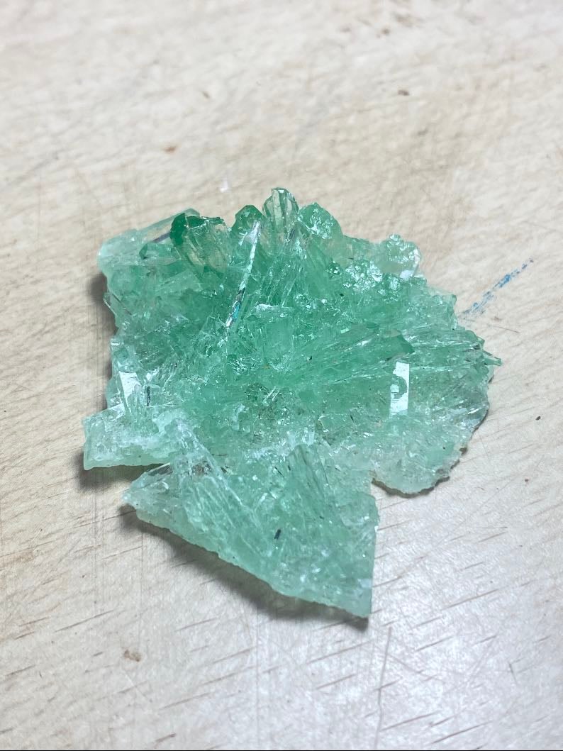 halita (verde) - posee propiedades curativas muy interesantes. conocido como una piedra purificadora, se cree que limpia el cuerpo y potencia las vibraciones positivas. normalmente su color es transparente, pero toma color verde gracias a la presencia de otras sustancias.