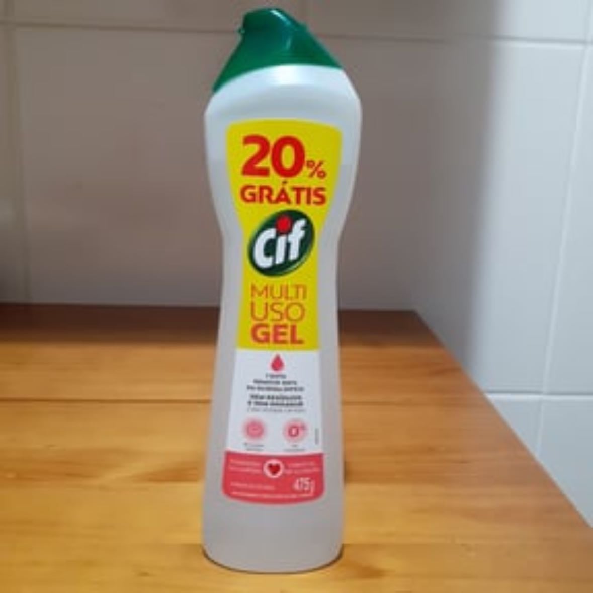 Cif Multiuso gel - sabe aquela sujeirinha na parede? limpa MUITO bem.